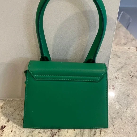 Jacquemus le chiquito Moyen Top-Handle Bag in Vibrant Green - Fits IPhone NEW - Picture 3 of 7